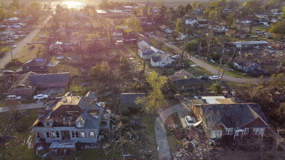 صورة جوية تظهر الدمار الذي خلفته الاعاصير التي ضربت رولينغ فورك في ولاية ميسيسيبي الاميركية في 25 مارس 2023