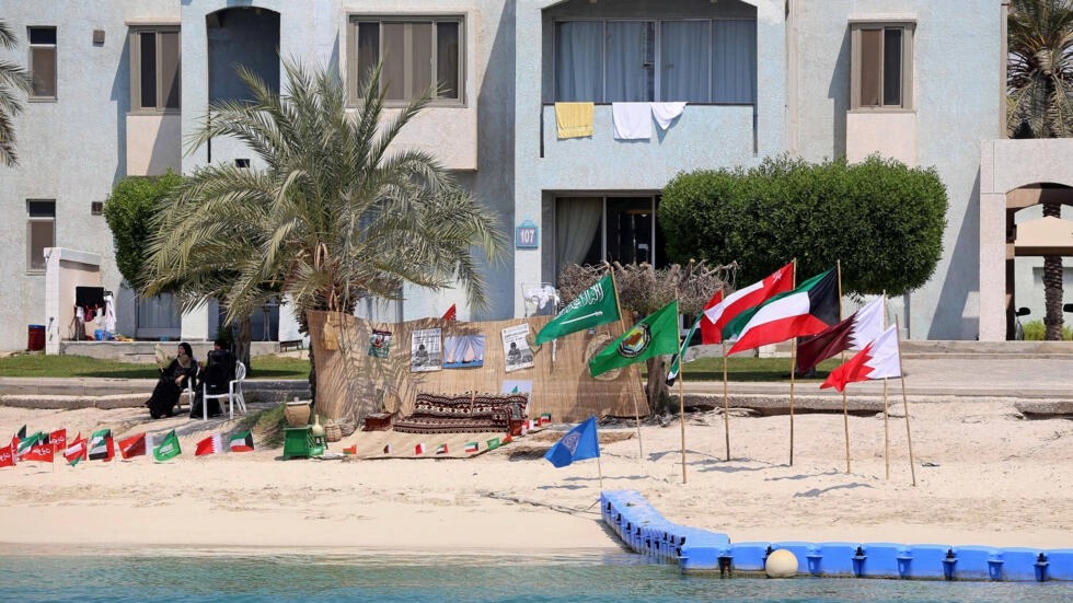صورة التقطت في الأول من آب/اغسطس، 2017، تظر أعلام دول مجلس التعاون خارج فندق في الكويت
