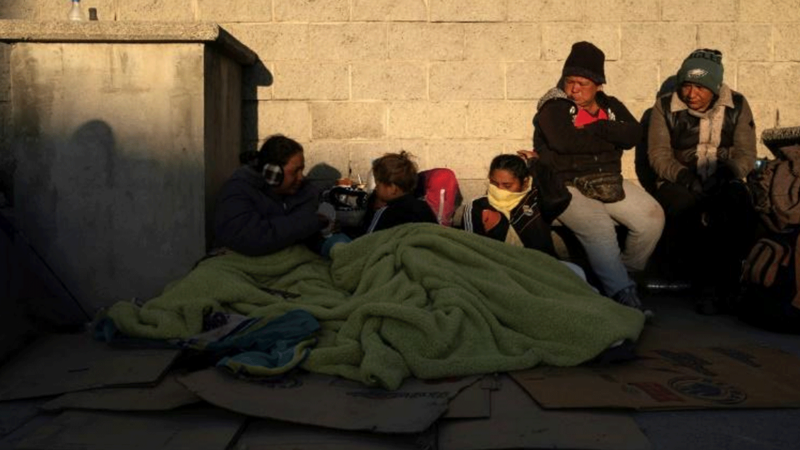 المهاجرون يستيقظون بعد قضاء الليل خارج جدران مركز الاحتجاز حيث لقي 38 منهم مصرعهم في حريق في سيوداد خواريز. المكسيك 29 آذار\مارس 2023