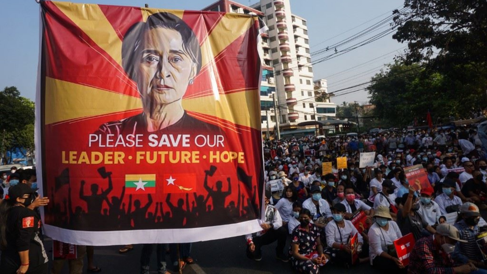 متظاهرون رفعوا لافتة تحمل صورة سو تشي في يانغون خلال احتجاج على الانقلاب العسكري 15 فبراير 2021