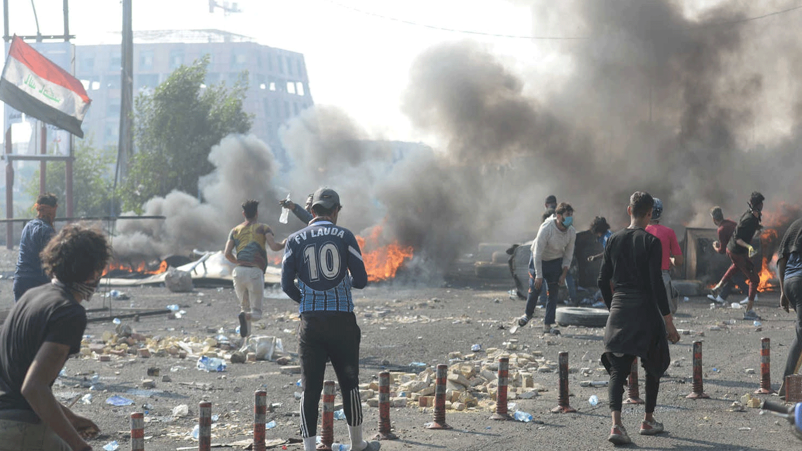 محتجون في مدينة الناصرية الجنوبية العراقية خلال صدامات سابقة مع القوات الأمنية (تويتر)