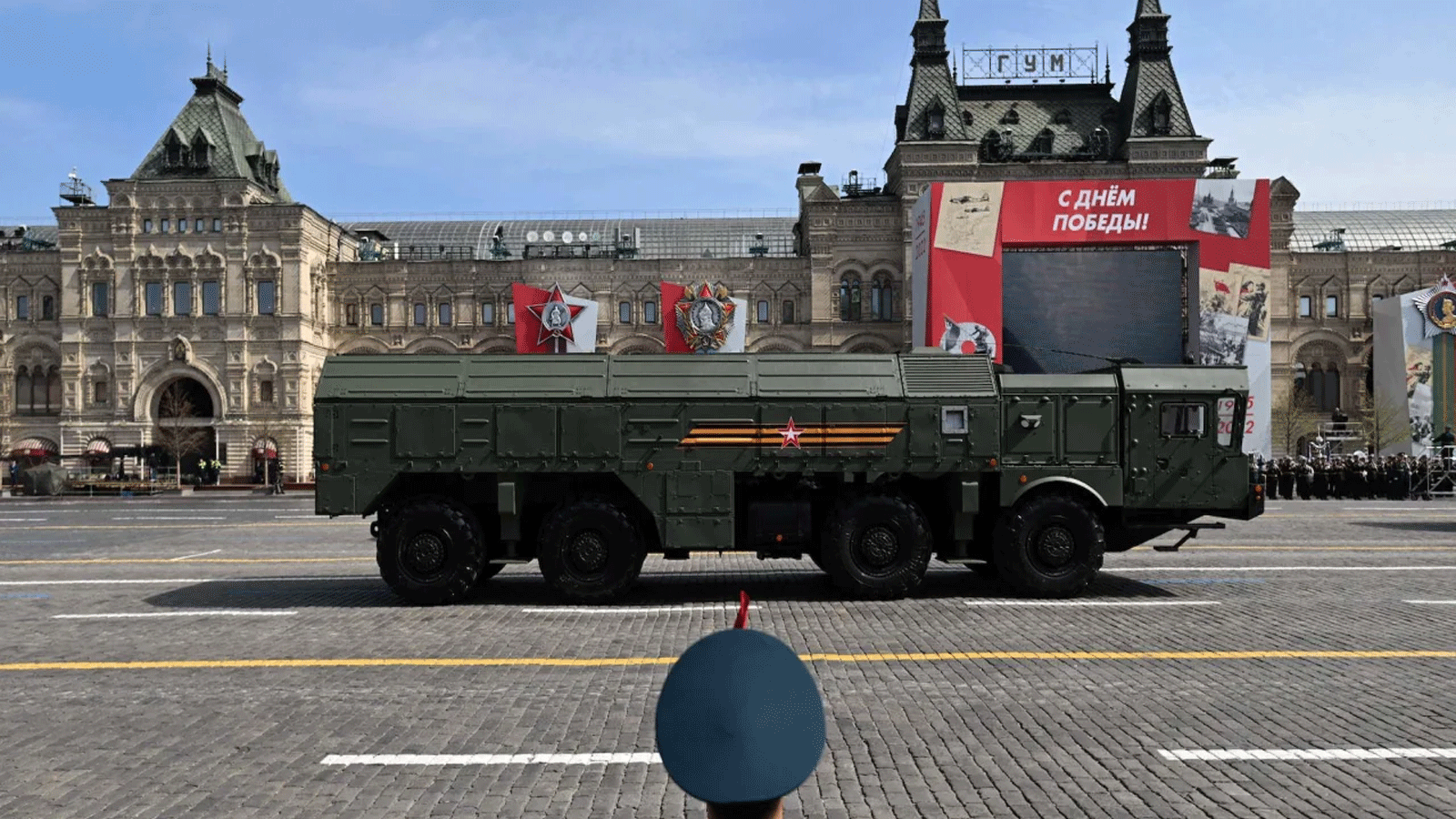 قاذفة صواريخ روسية من طراز إسكندر- M تستعرض في الميدان الأحمر خلال بروفة العرض العسكري ليوم النصر في موسكو في 7 مايو\أيار 2022