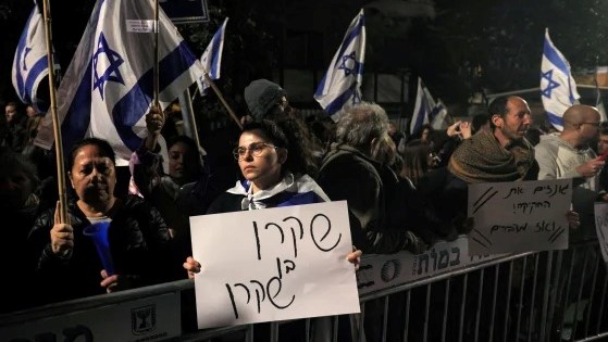 جانب من الاحتجاجات في إسرائيل بوجه حكومة نتنياهو التي حاولت تعديل القانون القضائي 