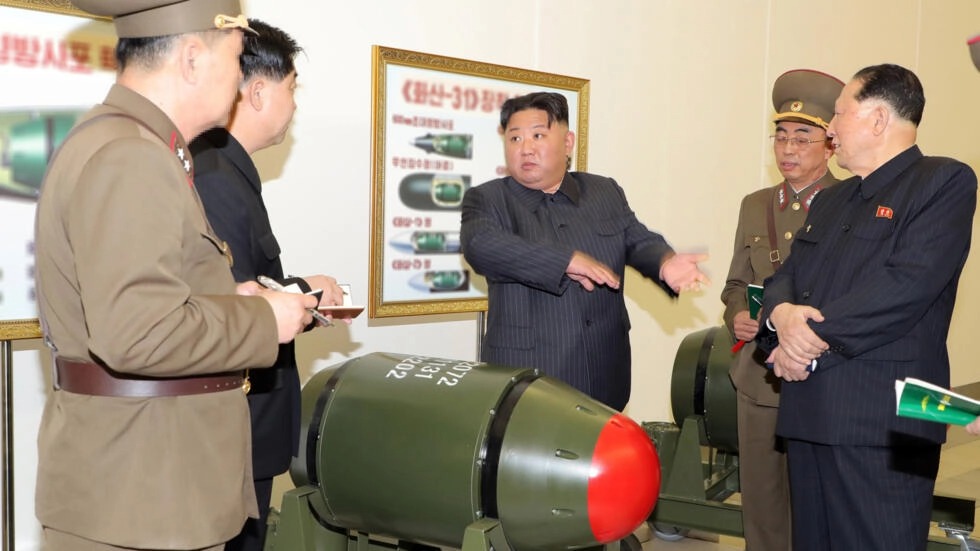 زعيم كوريا الشمالية كيم جونغ أون (وسط) يتفقد ما أفادت وسائل الإعلام الحكومية أنها رؤوس حربية نووية تكتيكية