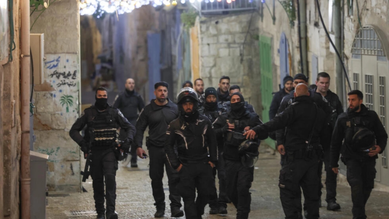 عناصر في الشرطة الاسرائيلية في البلدة القديمة بالقدس المحتلة اثر اطلاق النار قرب الحرم القدسي في الاول من أبريل 2023