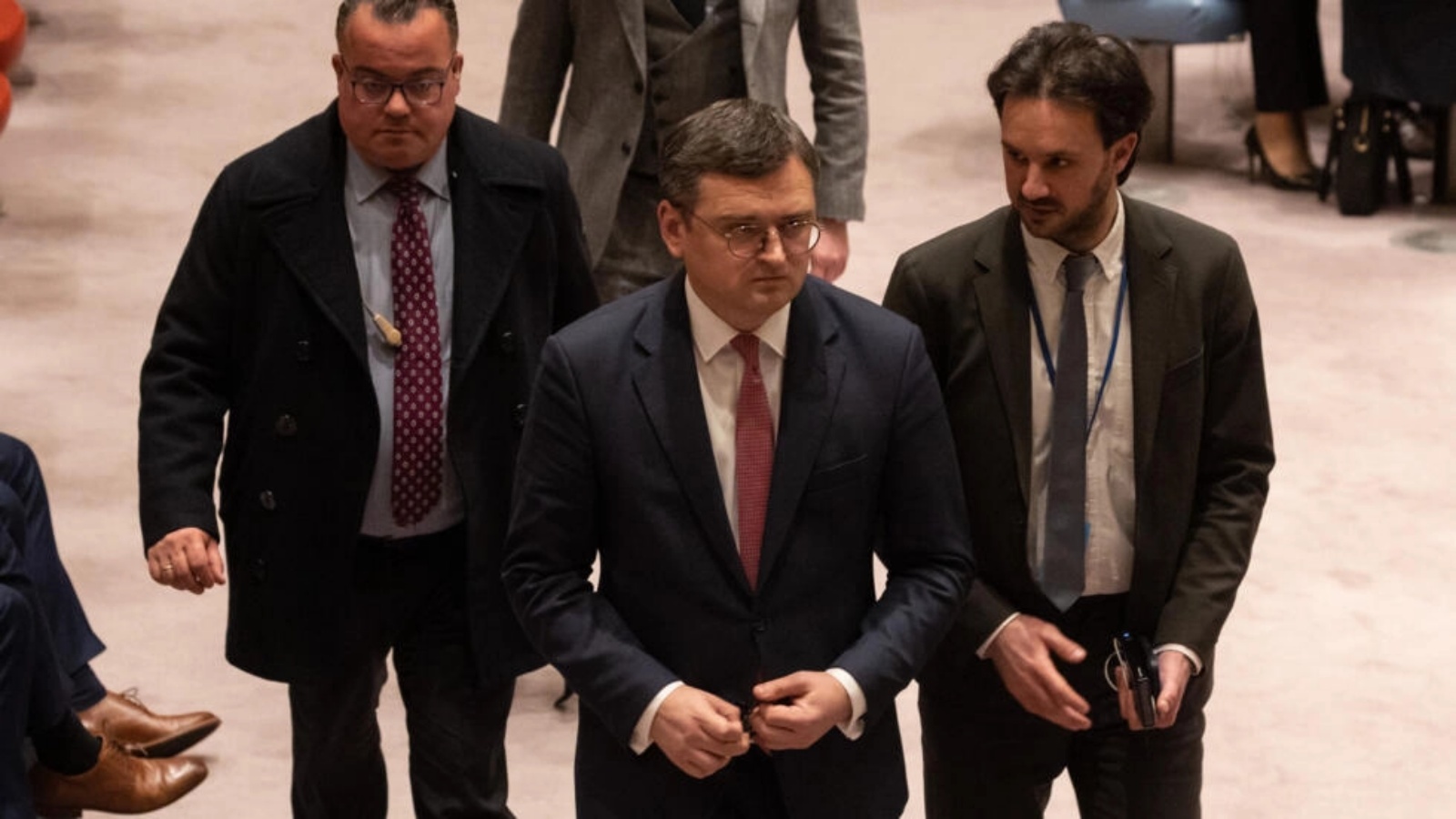 وزير الخارجية الأوكراني دميترو كوليبا يغادر اجتماع مجلس الأمن التابع للأمم المتحدة بشأن الحفاظ على السلام والأمن في أوكرانيا في مقر الأمم المتحدة في مدينة نيويورك في 24 فبراير 2023 