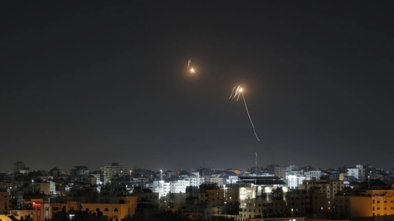 الدفاعات الجوية الإسرائيلية تعترض صواريخ أطلقت من قطاع غزة في 7 أبريل 2023 
