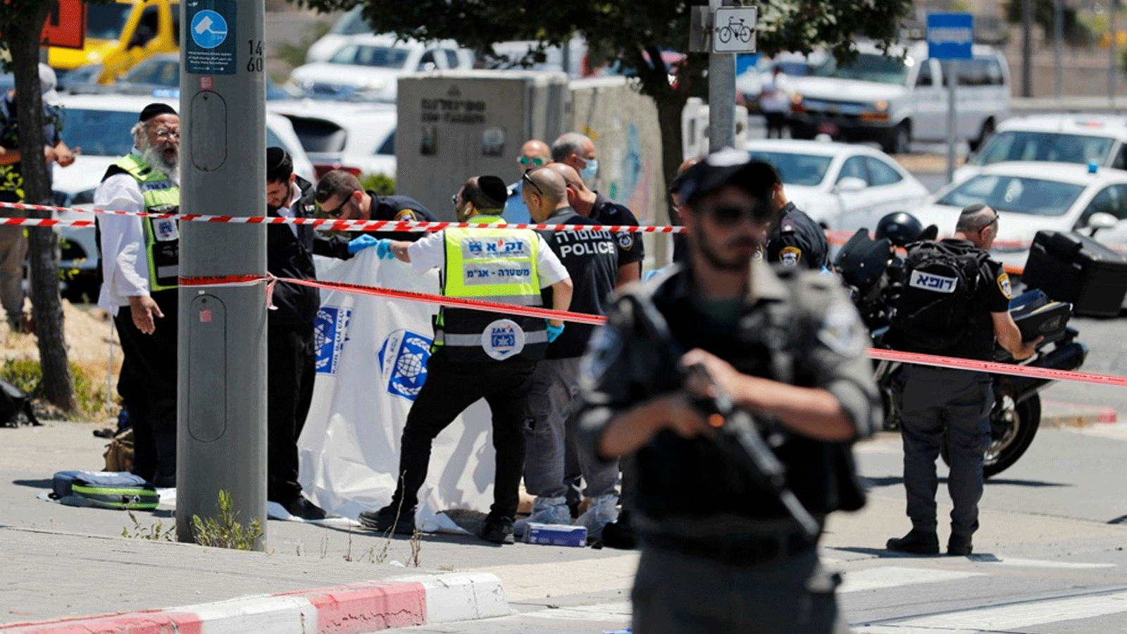 الشرطة تطوق المنطقة بعد إصابة جنديين في هجوم طعنا وسط إسرائيل