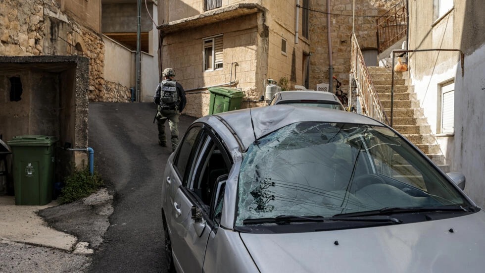 سيارة مدمرة جراء إطلاق صاروخ من جنوب لبنان في اتجاه إسرائيل التي اعترضته في قرية فسوطة الشمالية في السادس من أبريل 2023