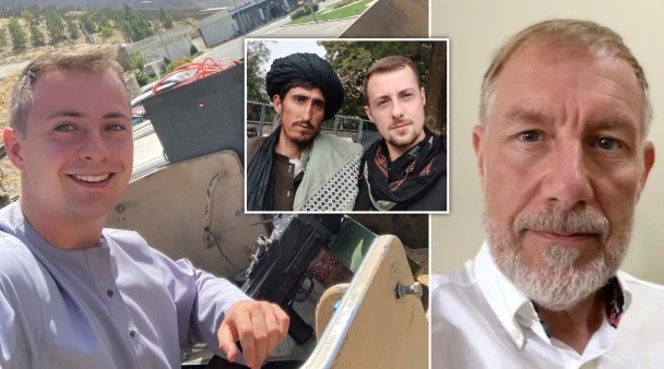صورة مجمعة لاثنين من المحتجزين البريطانيين، ويبدو السائح الخطر مع مقاتل طالباني 