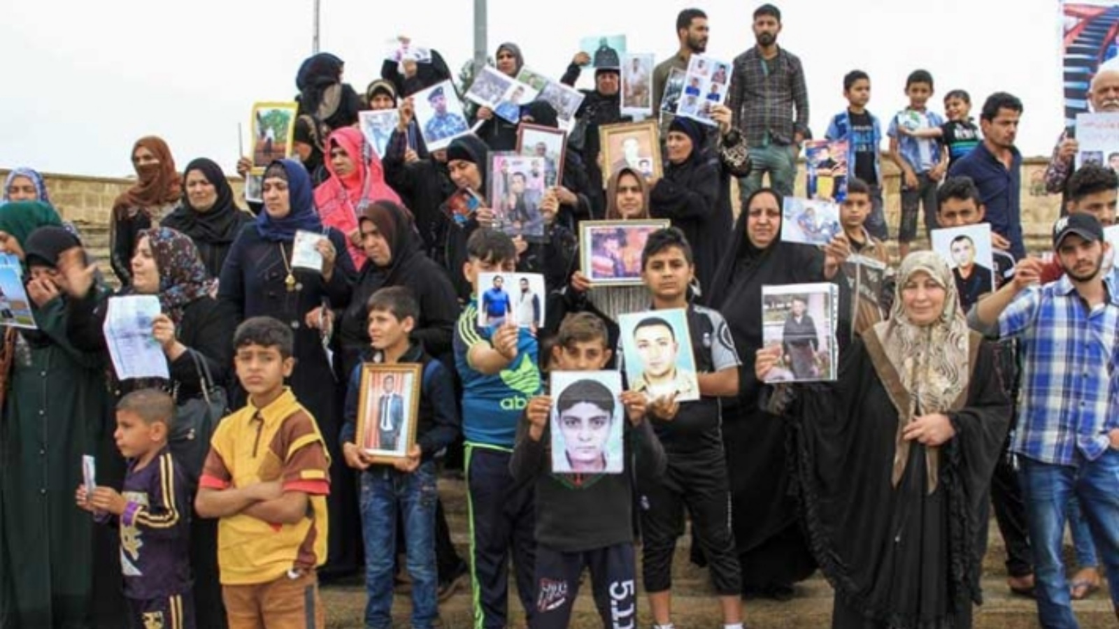 عائلات عراقية في تظاهرة تطالب بمعرفة مصير ابناءها المغيبين قسريا (فيسبوك)
