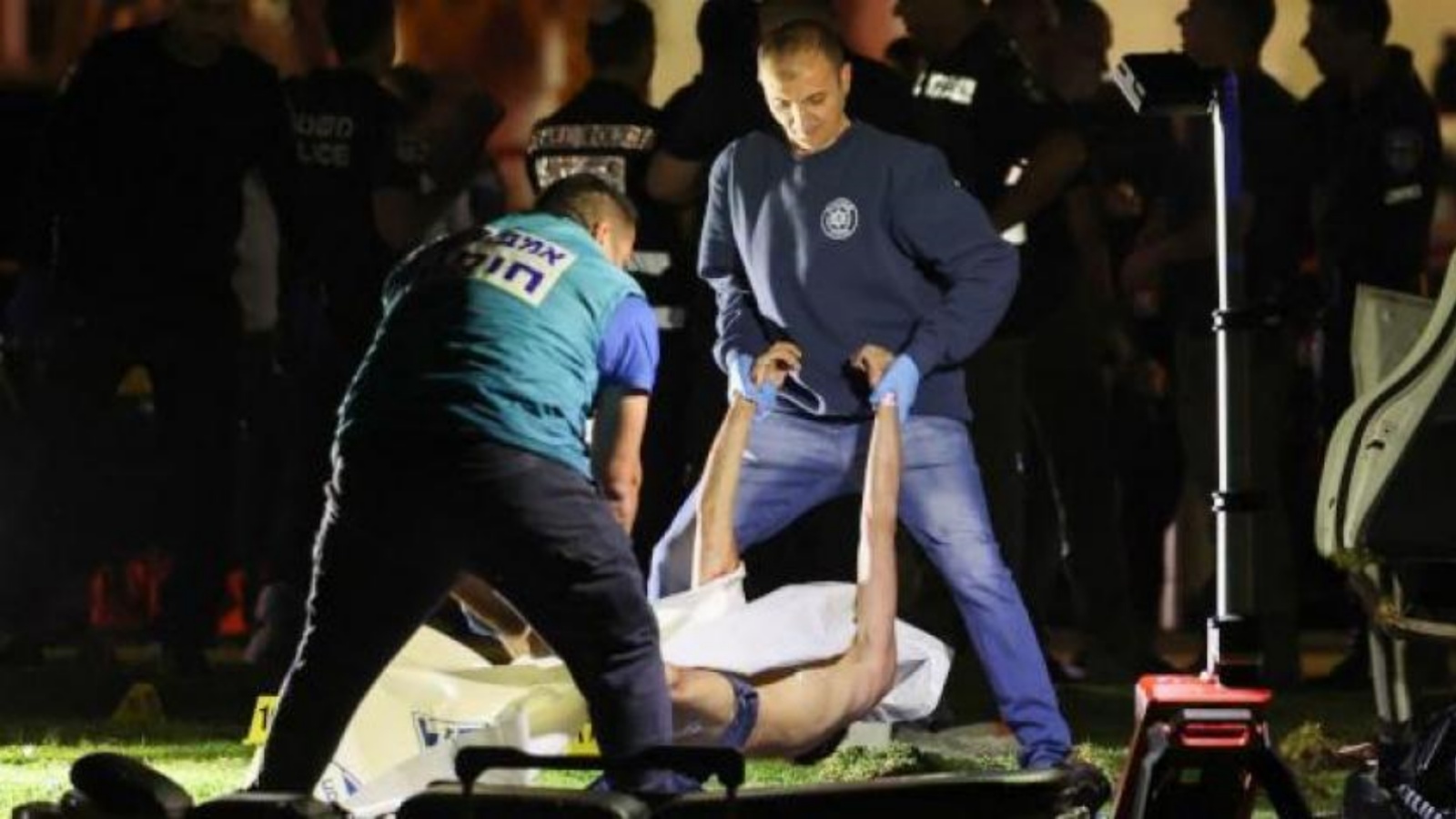 الشرطة الإسرائيلية تنقل جثة منفذ الهجوم في تل أبيب