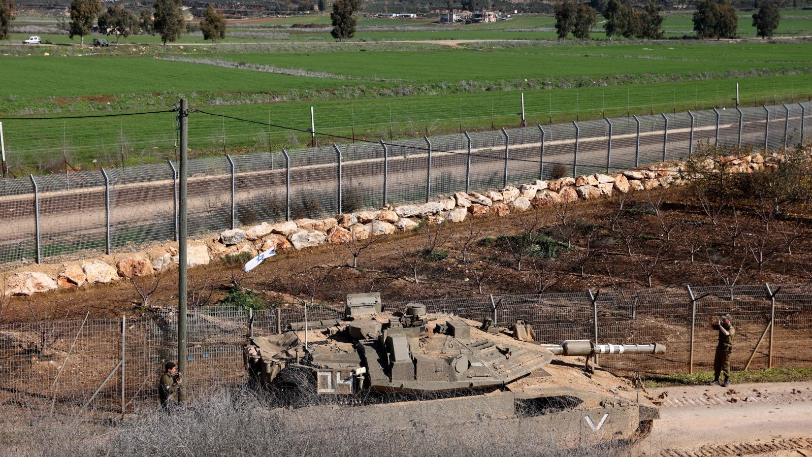 دبابة إسرائيلية عند السياج الحدود مع لبنان في 19 مارس 2023