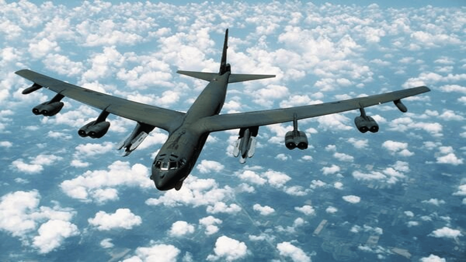 قاذفة استراتيجية من طراز B-52H مزودة بصاروخ كروز AGM-86 البديل الجوي