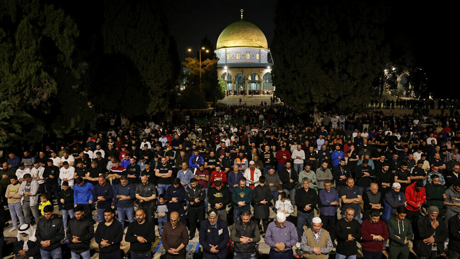 المسلمون الفلسطينيون يؤدون صلاة المساء المعروفة باسم التراويح خارج قبة الصخرة في الحرم القدسي الشريف خلال شهر رمضان. في 8 نيسان\أبريل 2023