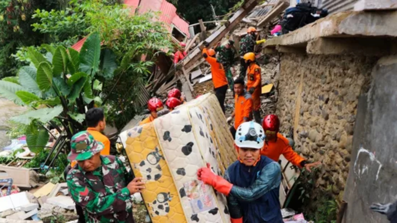 تشهد إندونيسيا نشاطًا زلزاليًا وبركانيًا متكررًا بسبب موقعها على 