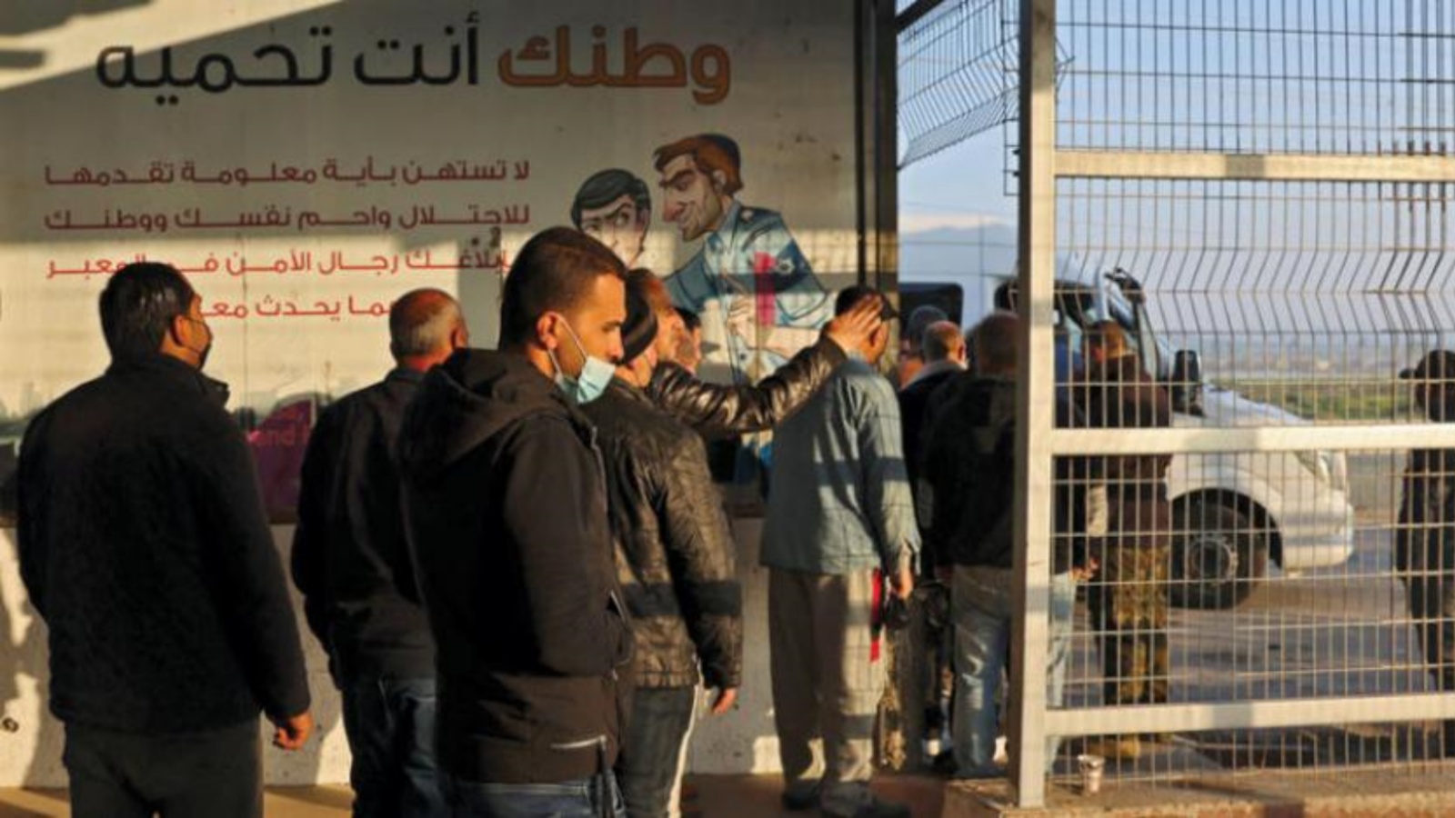 عمال فلسطينيون يعبرون من شمال غزة للعمل في إسرائيل في فبراير 2022