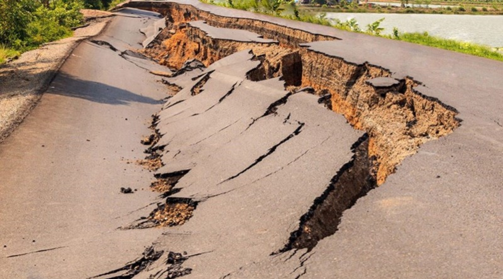 طريق متضرر بشدة إثر زلزال عنيف ضرب بابوازيا، غينيا الجديدة (أرشيفية)