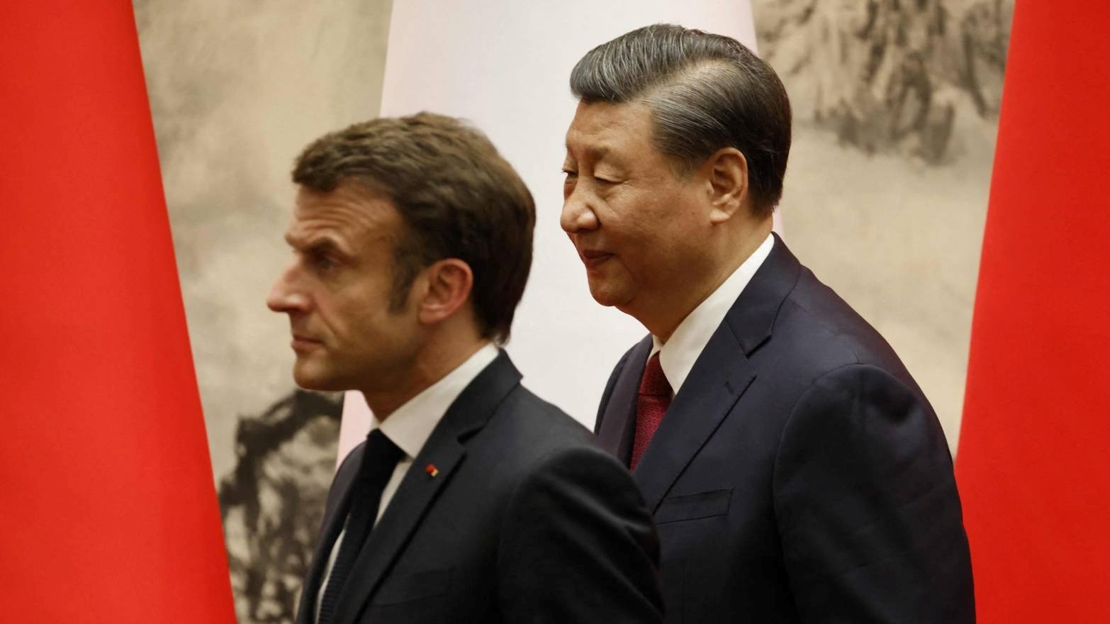 الرئيس الفرنسي إيمانويل ماكرون ونظيره الصيني شي جينبينغ يصلان إلى مؤتمر صحفي مشترك في بكين الخميس 6 أبريل 2023