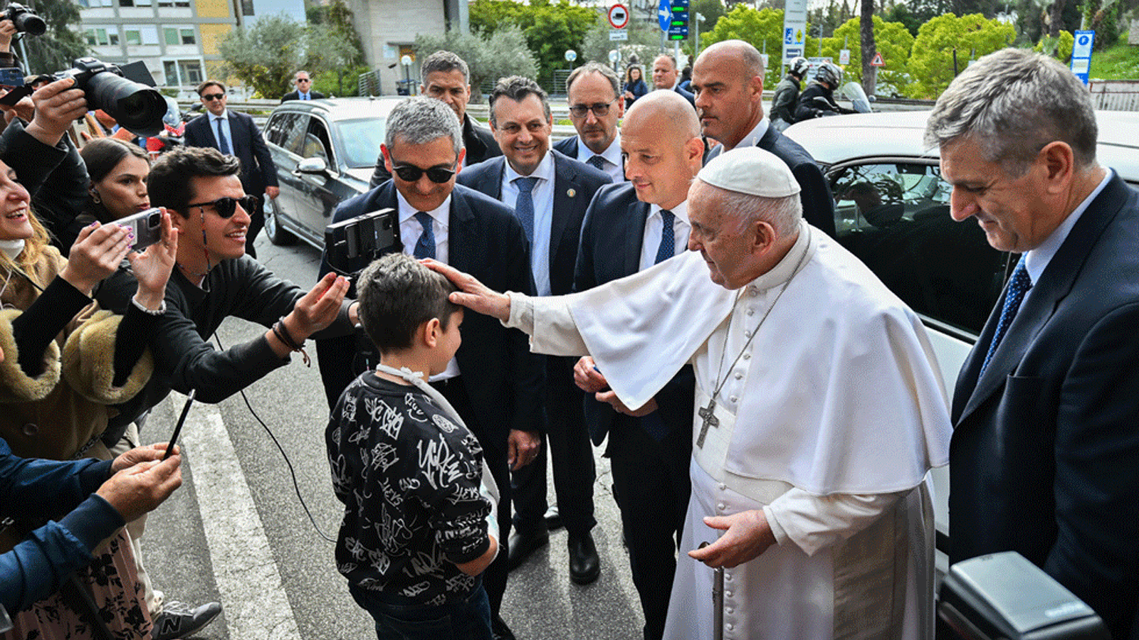البابا فرانسيس يبارك طفلاً خلال توجهه لقداس أحد الشعانين في ساحة القديس بطرس