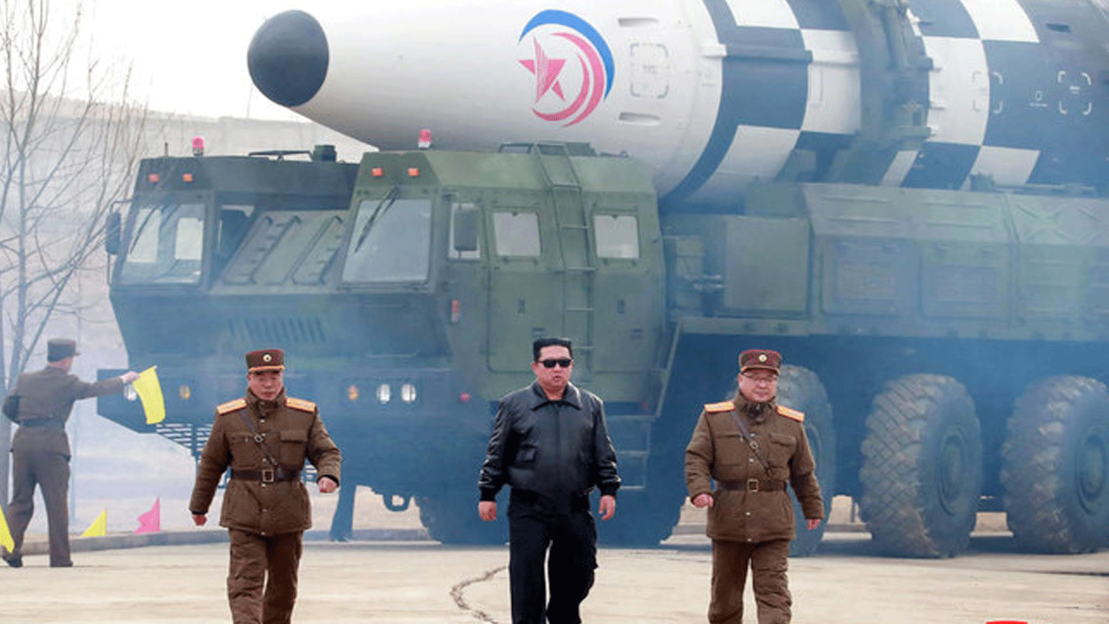 الزعيم الكوري الشمالي كيم جونغ أون يسير بالقرب من صاروخ باليستي جديد عابر للقارات قبل إطلاقه التجريبي في مكان لم يكشف عنه في كوريا الشمالية