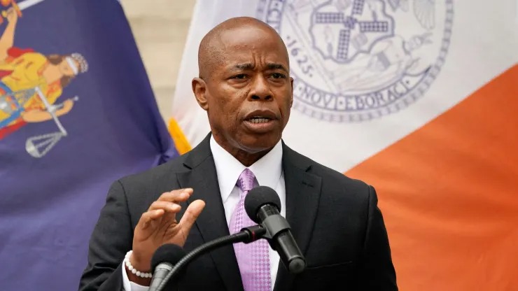 رئيس بلدية نيويورك إريك آدمز