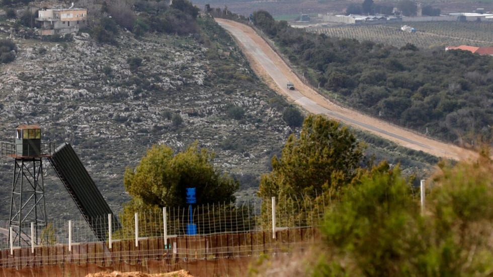 مركبة عسكرية إسرائيلية مدرعة تقوم بدوريات على طول الحدود مع لبنان بالقرب من قرية عرب العرامشة العربية - الإسرائيلية في 15 مارس 2023