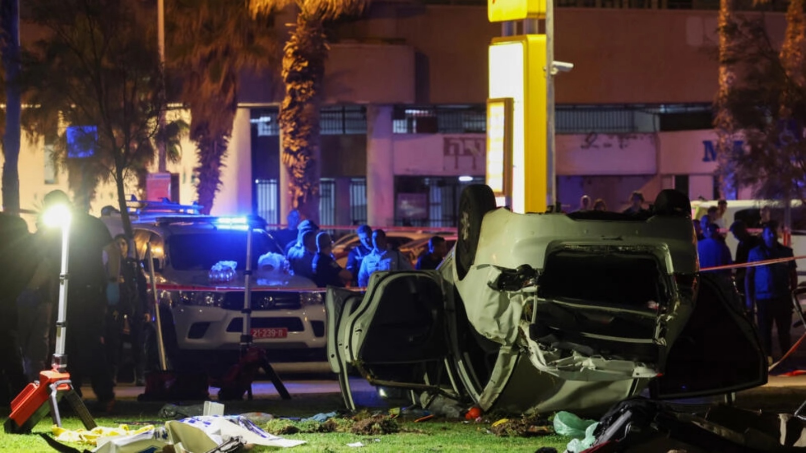 صورة تظهر جثة منفذ هجوم في تل أبيب مغطاة والسيارة التي استخدمها في 7 أبريل 2023 