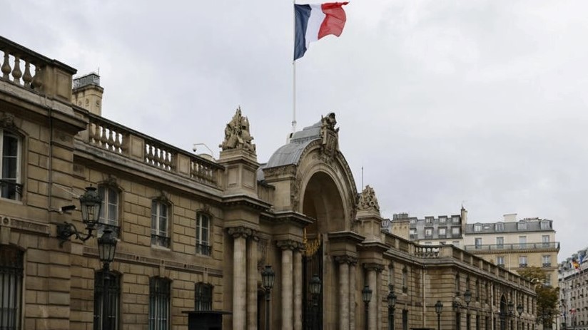 العلم الفرنسي فوق بوابة قصر الإليزيه الرئاسي