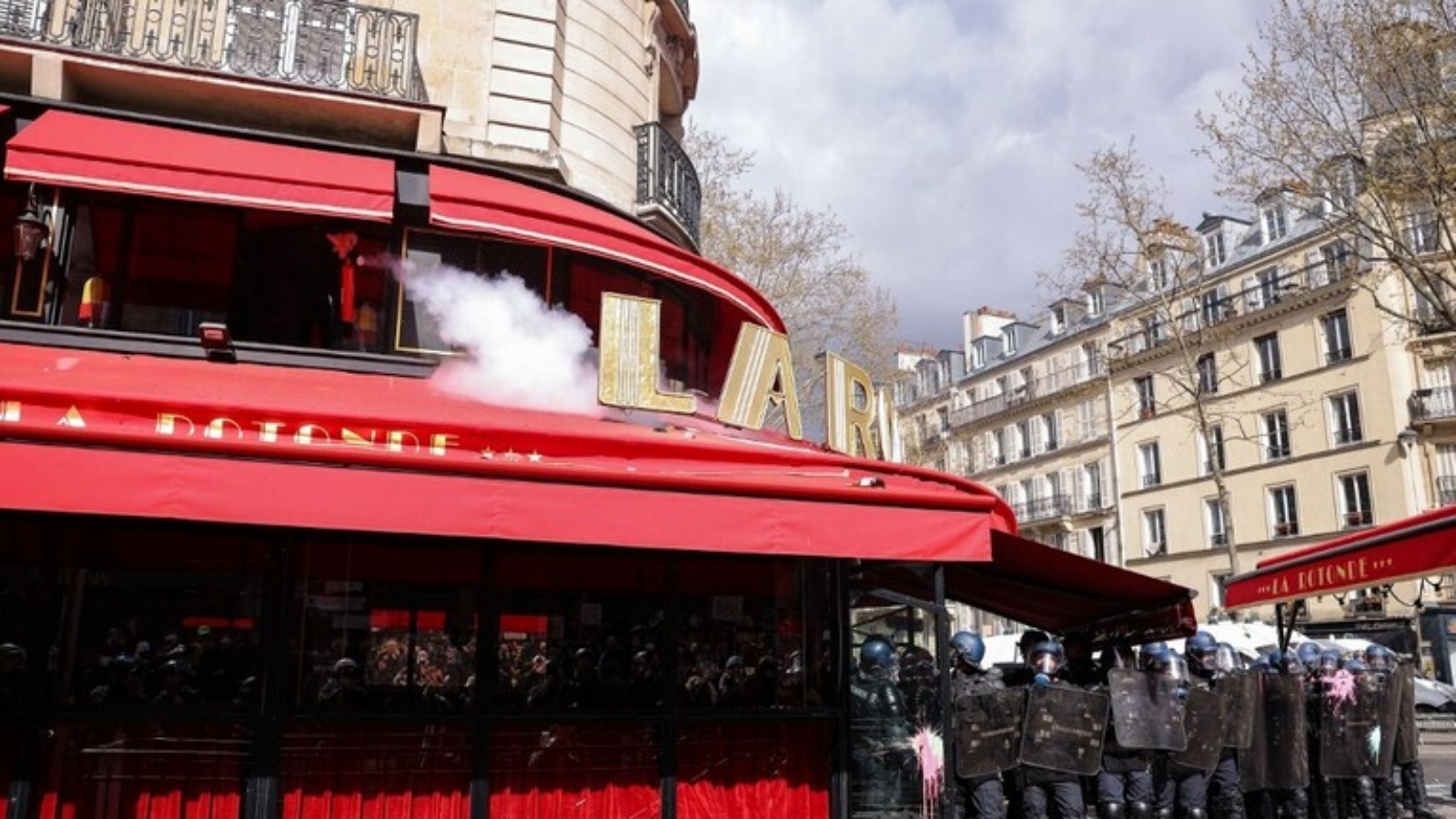 محتجون النار في أحد المطاعم المفضلة لدى الرئيس الفرنسي إيمانويل ماكرون في باريس