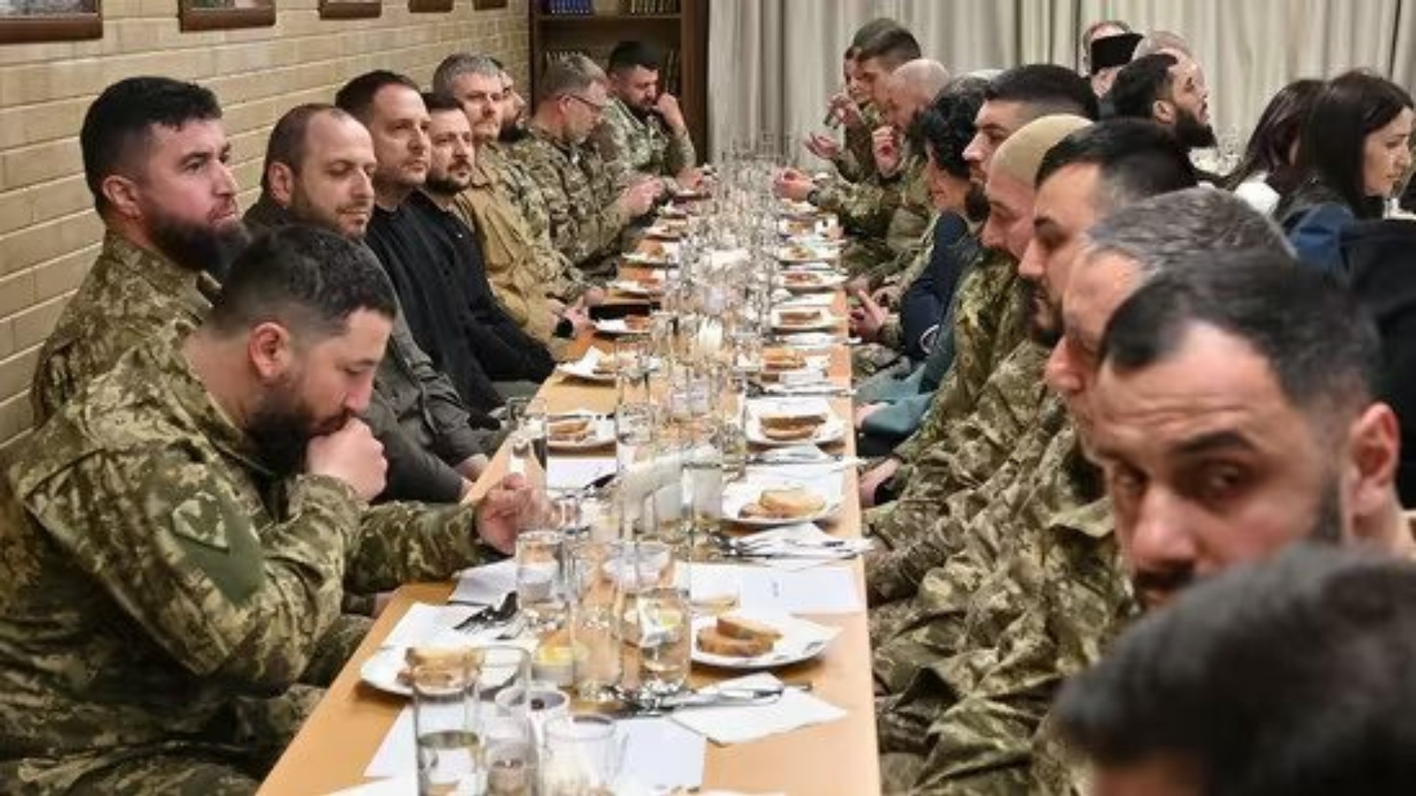 الرئيس الأوكراني فولوديمير زيلينسكي (من اليسار إلى اليمين) يحضر وجبة الإفطار مع الجنود الأوكرانيين المسلمين ، خلال شهر رمضان المبارك في كييف