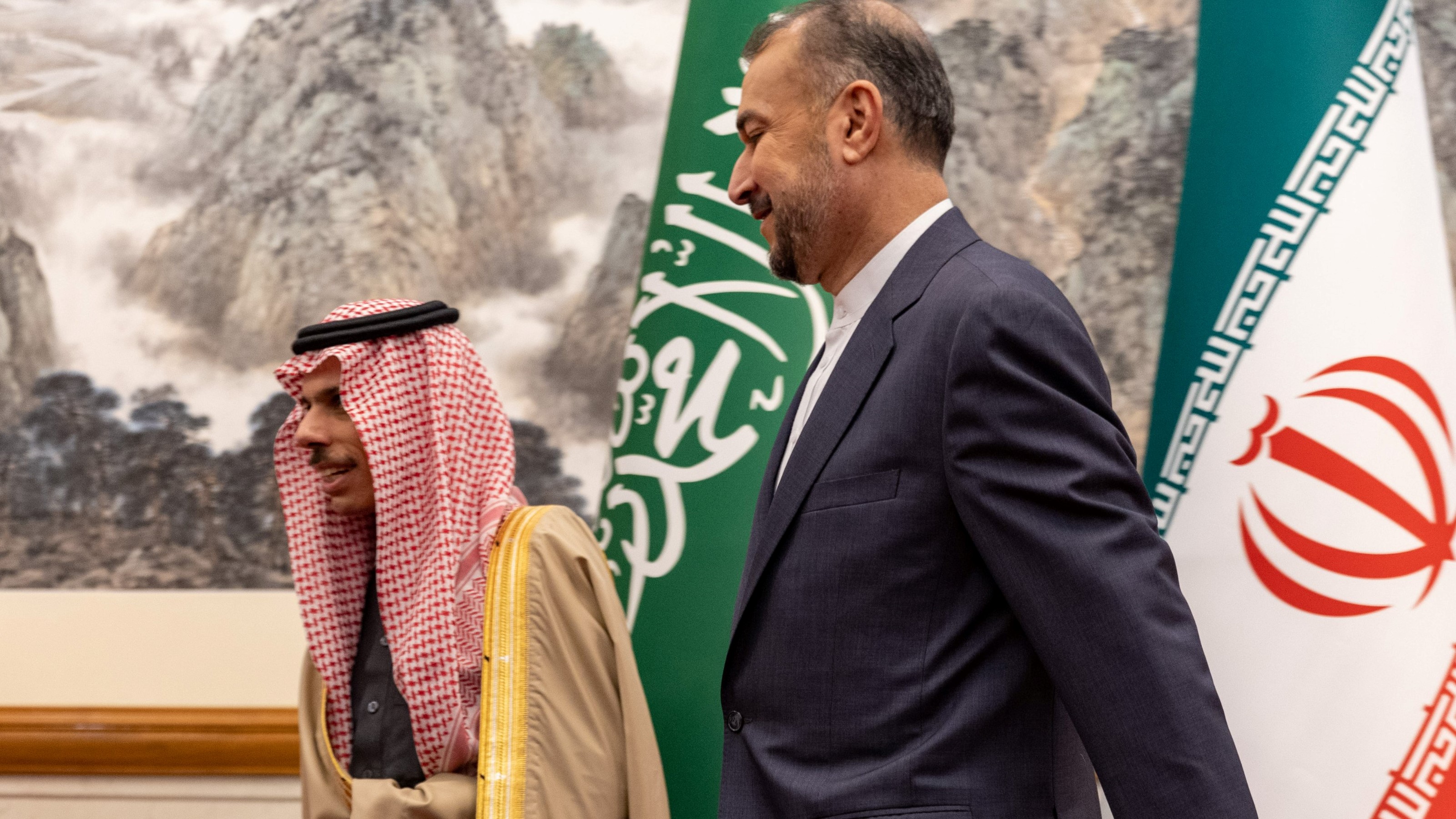 وزيرا خارجية السعودية (يسار) الأمير فيصل بن فرحان وإيران حسين أمير عبداللهيان في بكين في 6 أبريل 2023