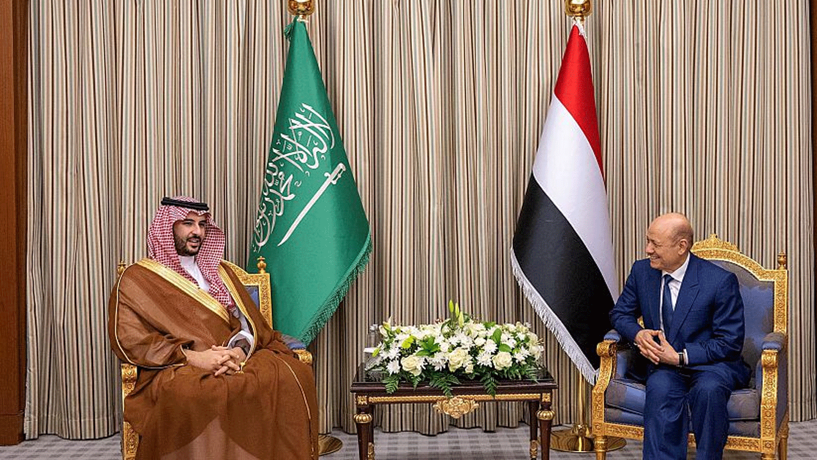 صورة من اللقاء الذي جمع الأمير خالد بن سلمان، وزير الدفاع السعودي، مع رئيس مجلس القيادة الرئاسي بالجمهورية اليمنية الدكتور رشاد العليمي(واس)