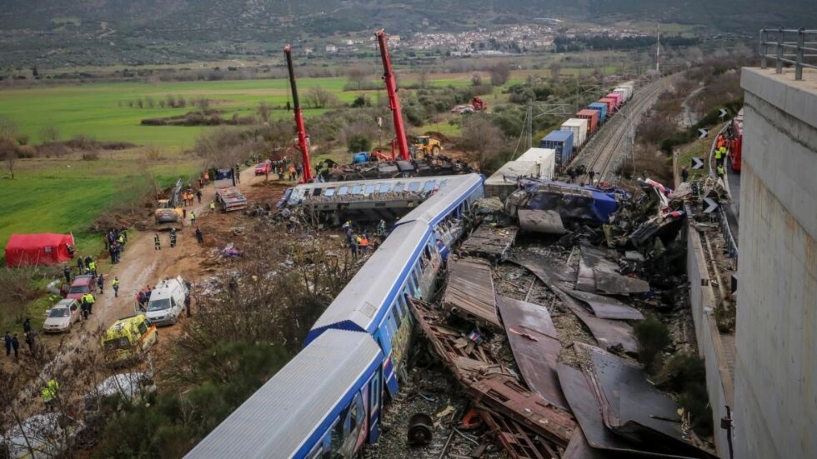 عمال الإنقاذ يبحثون في عربات محطمة ، بعد يوم من كارثة السكك الحديدية في 28 فبراير