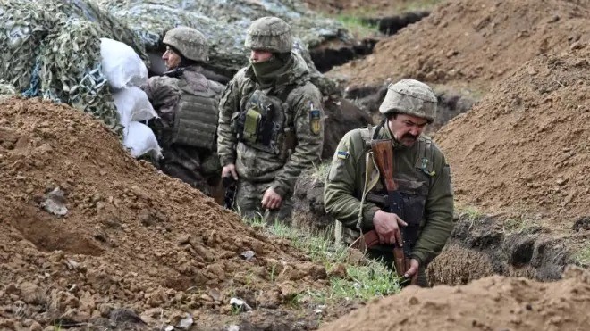جنود أوكرانيون في خندق في باخموت، 8 أبريل 2023