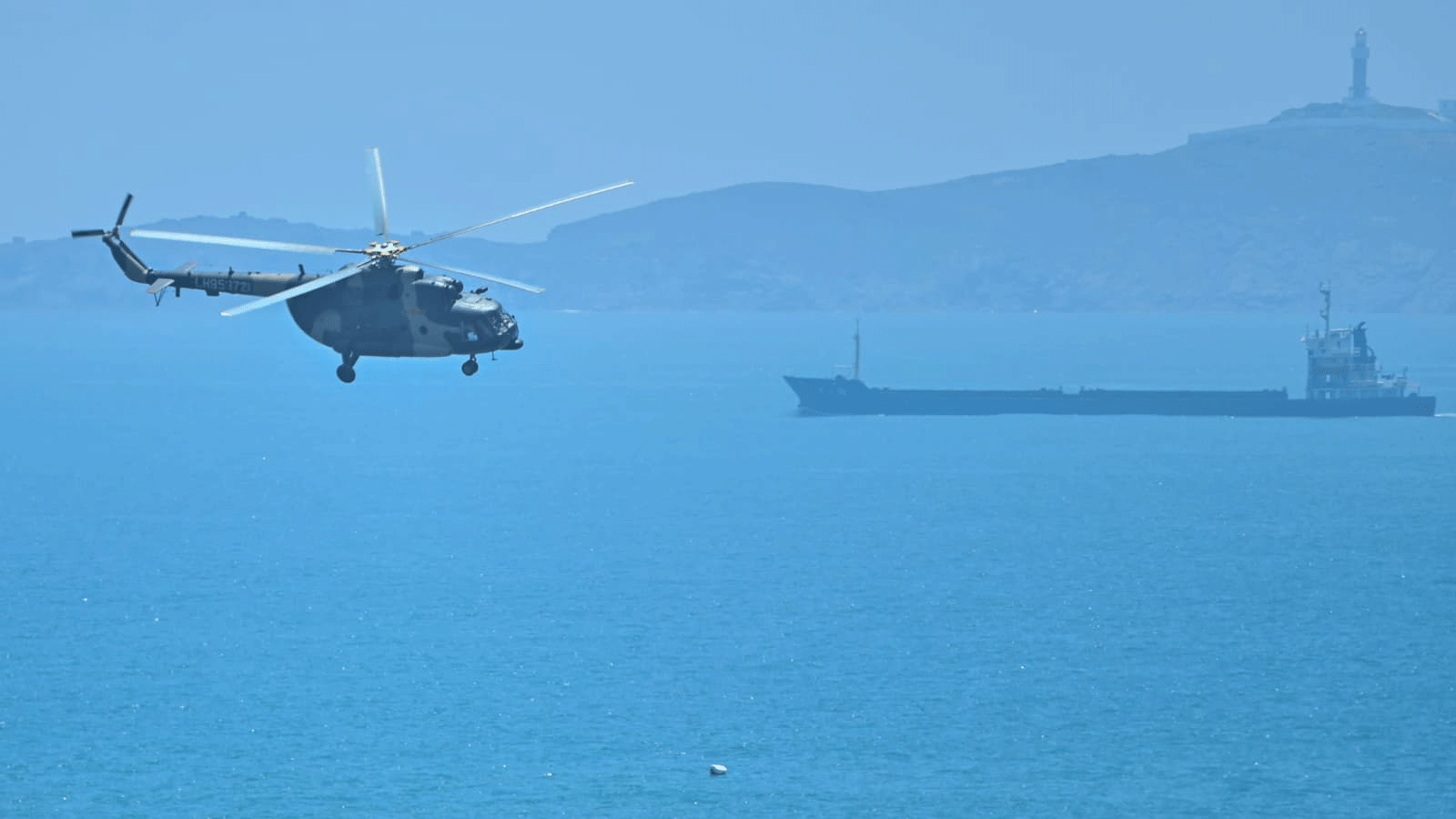 طائرات هليكوبتر عسكرية صينية تحلق فوق جزيرة بينجتان، إحدى أقرب الأراضي الصينية لتايوان، في 4 آب\أغسطس 2022