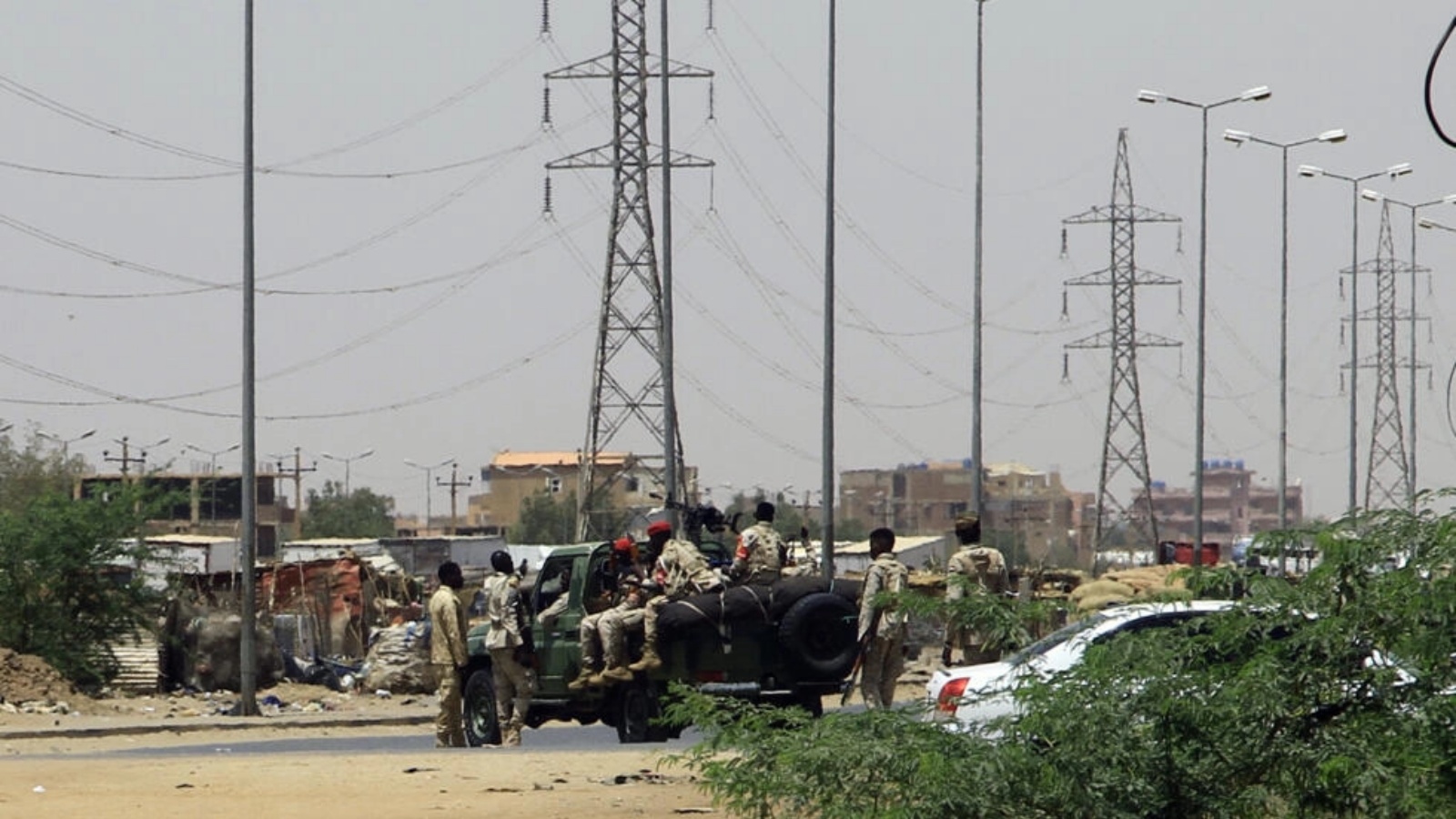 جنود منتشرون في العاصمة السودانية في الخرطوم في 15 أبريل 2023