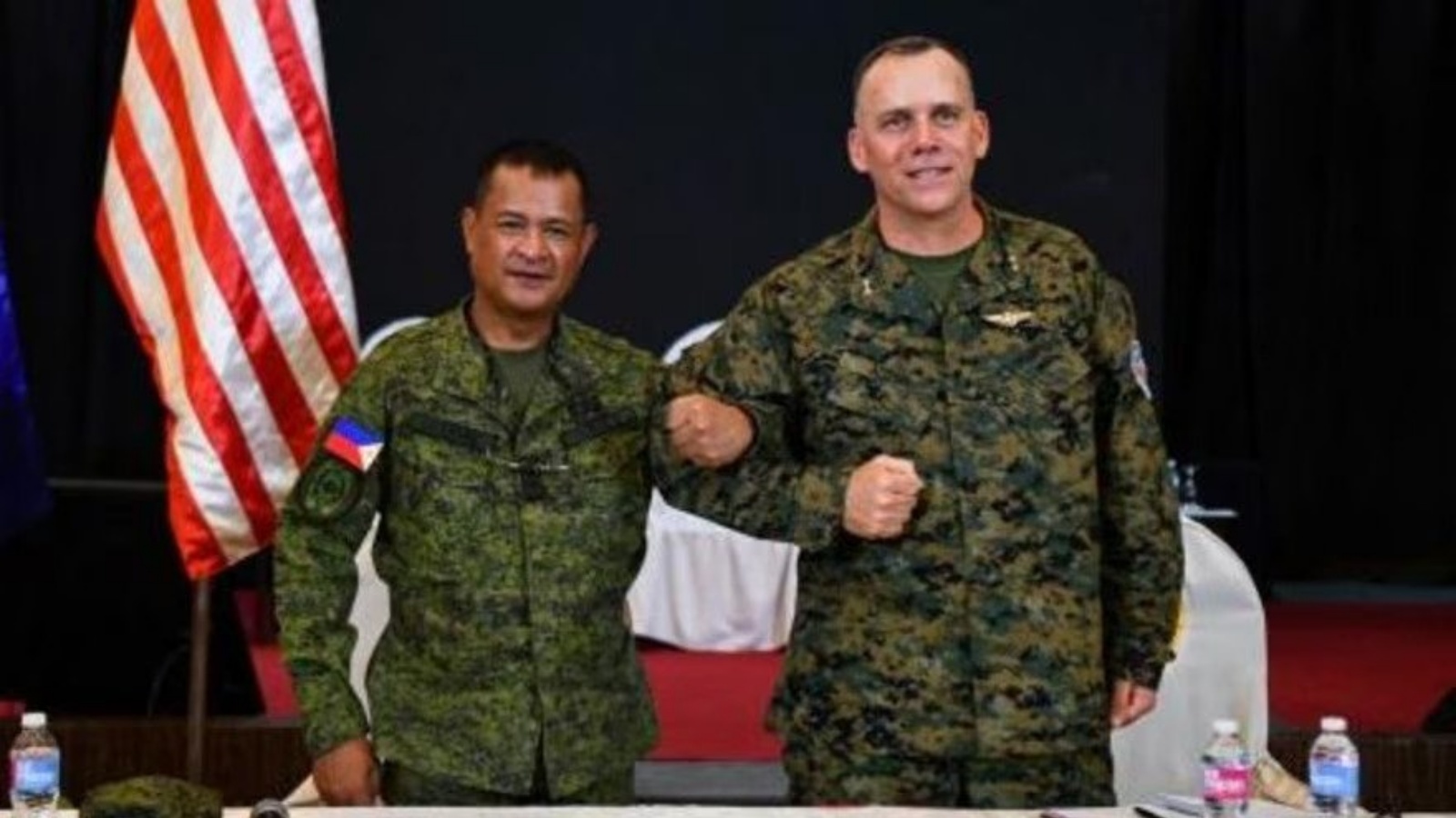 الجنرالان الفيليبيني مارفين ليكودين (يسار) وألميركي إيريك أوستن المسؤولان عن المناورات العسكرية 