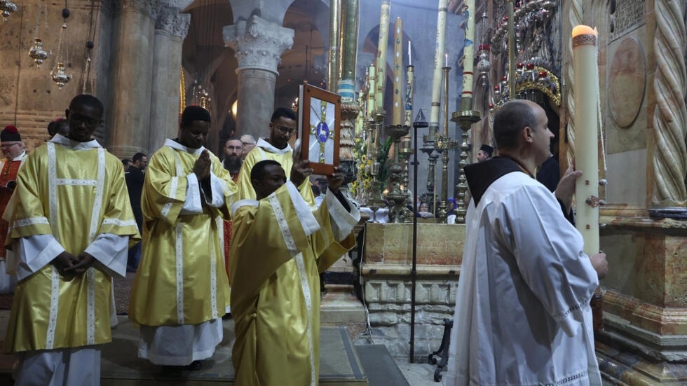 رجال دين مسيحيون يشاركون في قداس عيد الفصح في كنيسة القيامة في القدس الشرقية المحتلة في التاسع من نيسان/أبريل 2023