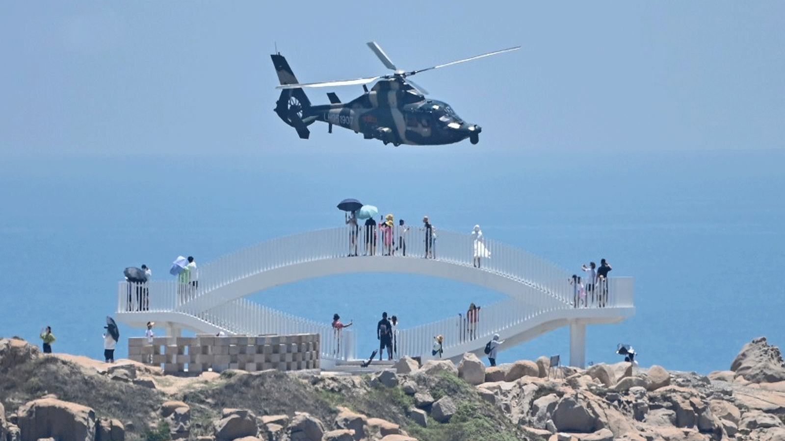 هليكوبتر تستطلع المواقع في محيط تايوان وسط المناورات العسكرية الصينية