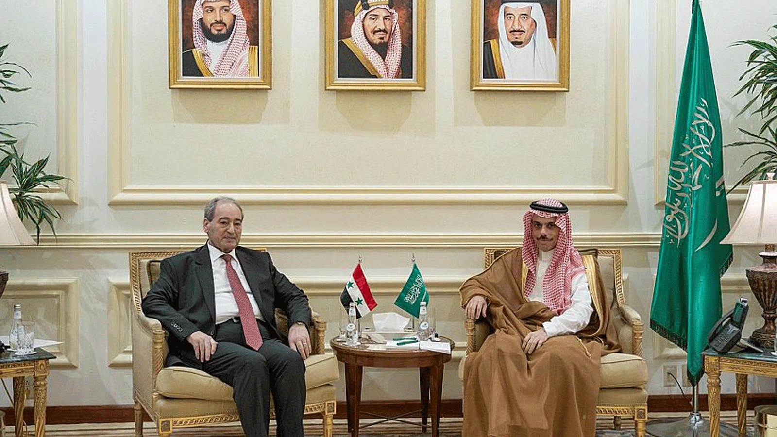 وزيرا خارجية السعودية وسوريا الأمير فيصل بن فرحان آل سعود والدكتور فيصل المقداد خلال اجتماعهما