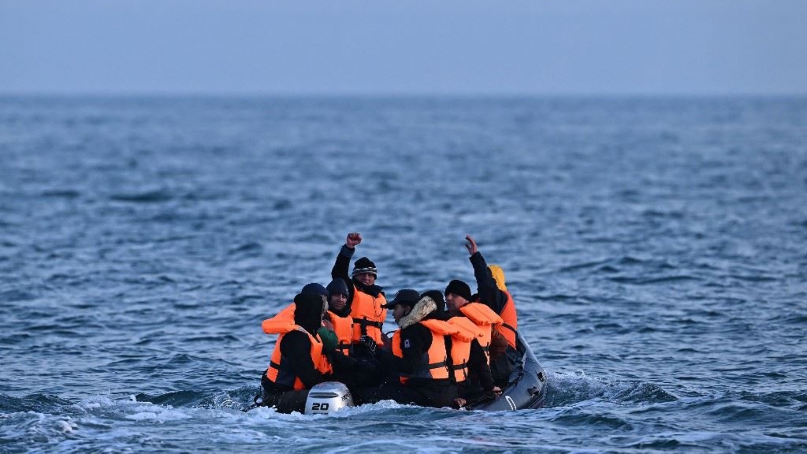 مهاجرون يعبرون في قارب القناة الإنكليزية، متجهين إلى دوفر على الساحل الجنوبي لإنكلترا 5 أبريل 2023