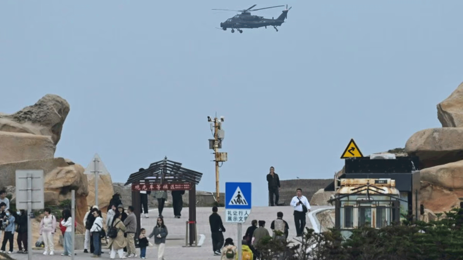  مروحية عسكرية صينية تحلق فوق وجهة نظر سياحية فوق مضيق تايوان بجزيرة بينجتان الصينية في 7 نيسان\ أبريل 2023 بالقرب من تايوان