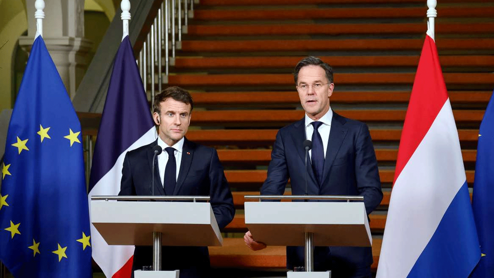 صورة أرشيفية للرئيس الفرنسي إيمانويل ماكرون (إلى اليسار) ورئيس الوزراء الهولندي مارك روته يعقدان مؤتمرًا صحفيًا مشتركًا بعد اجتماعهما في لاهاي بهولندا. 30 كانون الثاني\يناير 2023