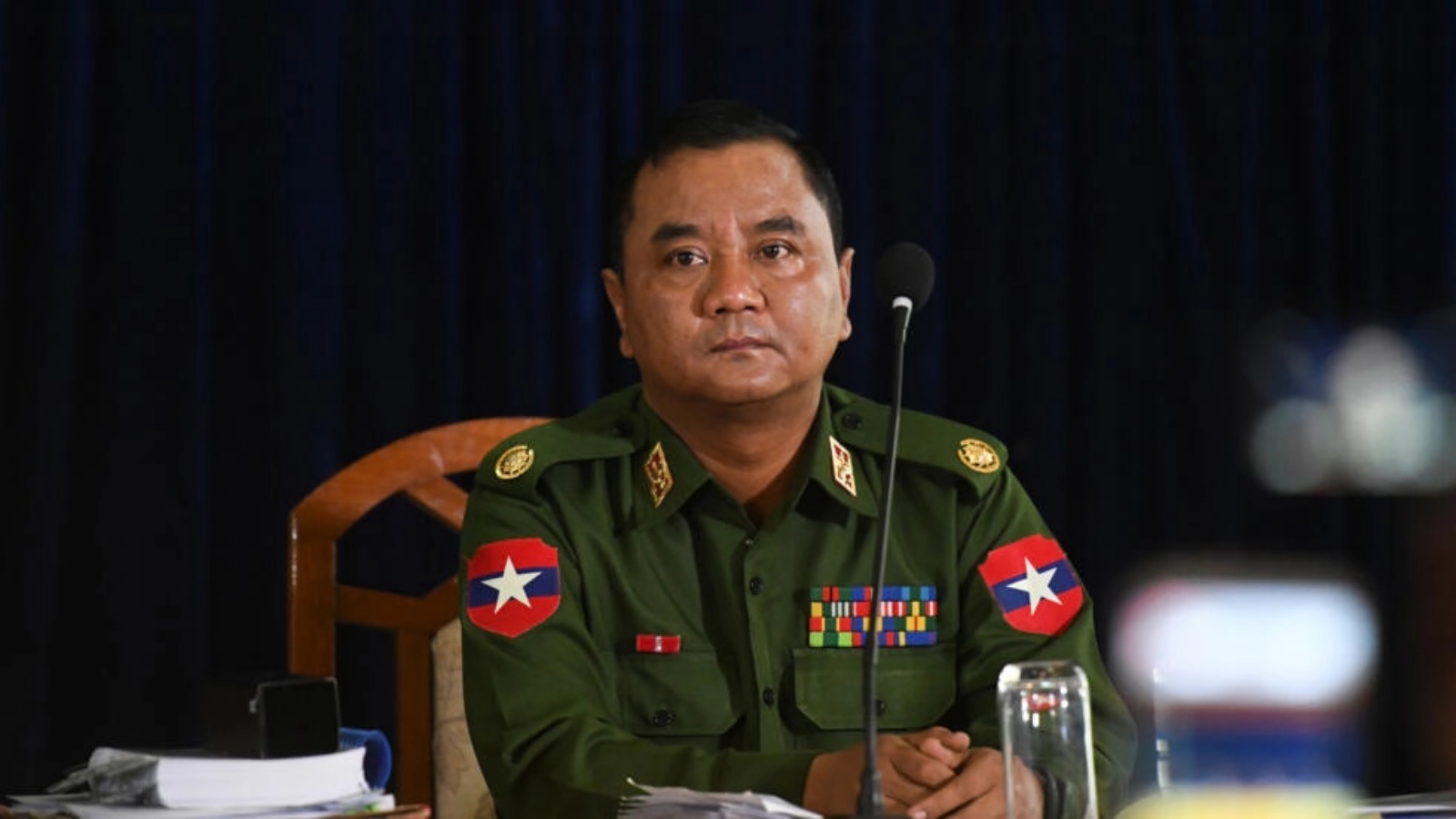 الجنرال زاو مين تون من لجنة الإعلام العسكرية في بورما في مؤتمر صحافي في المقر العسكري لفرقة رانغون في مدينة رانغون في 23 فبراير 2019