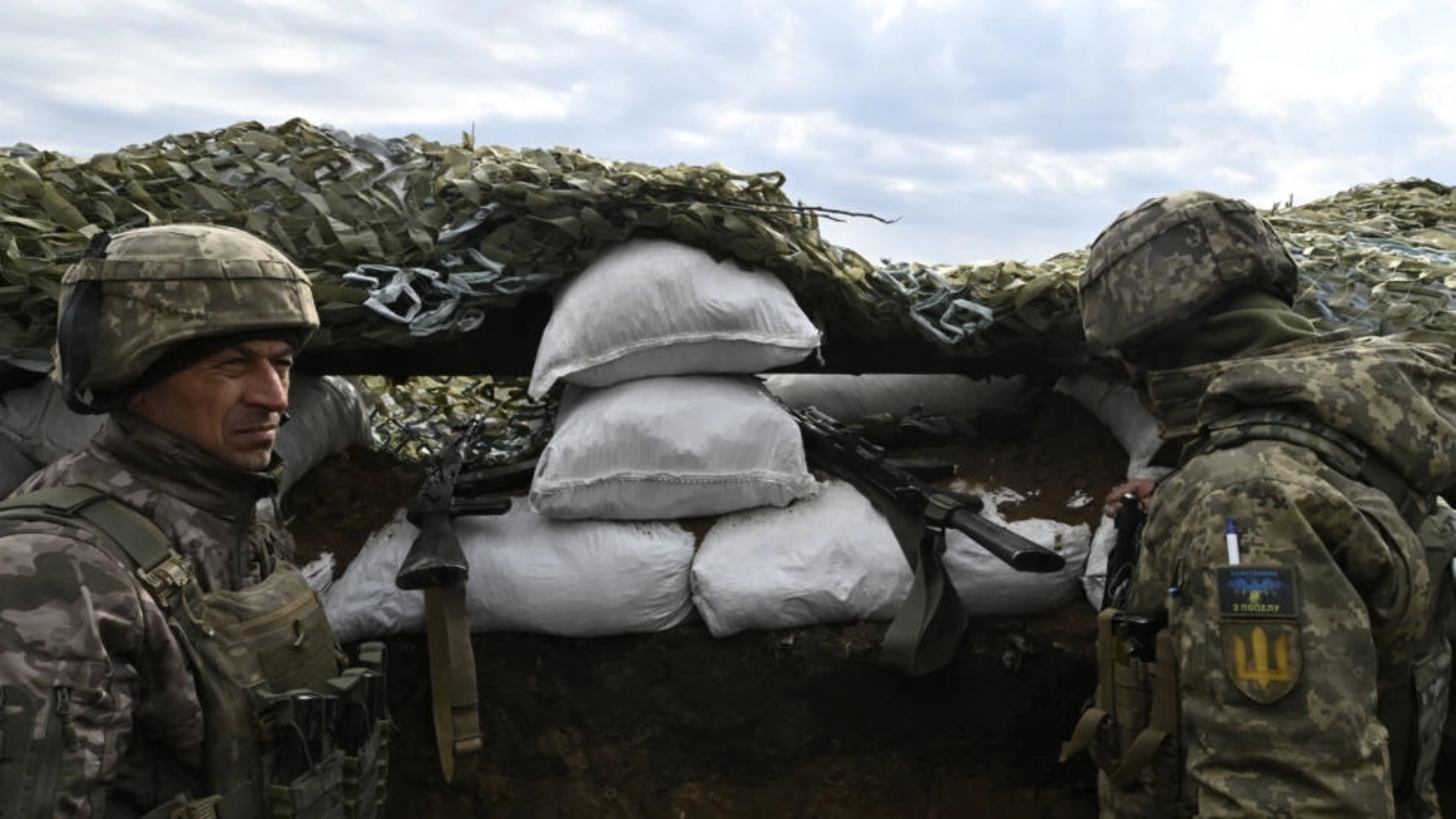 القوات الأوكرانية في خنادق بالقرب من مدينة باخموت في 8 أبريل 2023