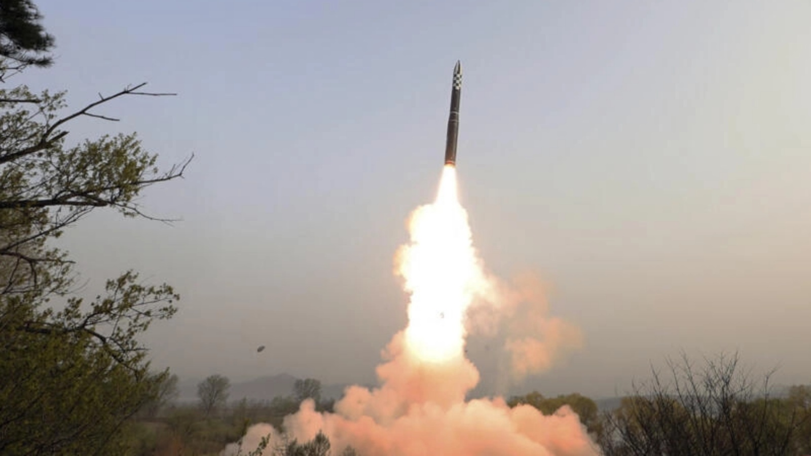 إطلاق تجريبي للصاروخ الجديد Hwasongpho-18 ICBM في مكان غير معلوم في كوريا الشمالية، في 13 أبريل 2023