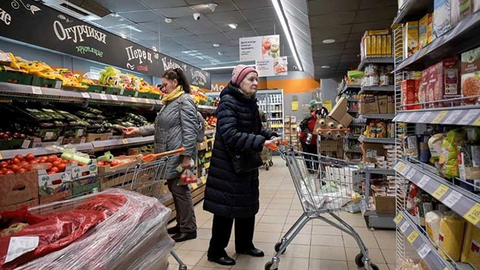 مواطنات روسيات تتفقدن الأسعار في إحدى بقالات موسكو