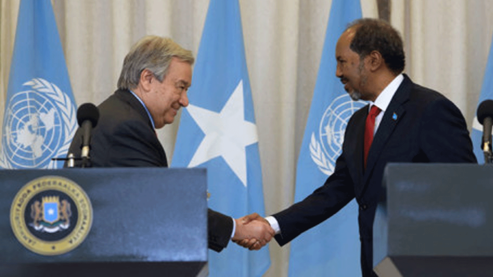 الأمين العام للأمم المتحدة أنطونيو غوتيريش (إلى اليسار) والرئيس الصومالي حسن شيخ محمود يتصافحان في القصر الرئاسي. مقديشو في 11 نيسان\أبريل 2023
