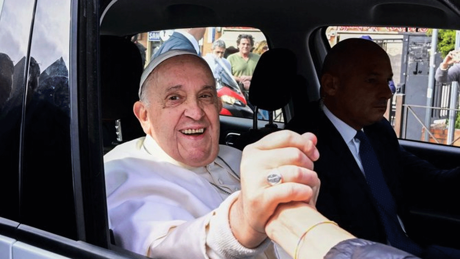 البابا فرنسيس سيجول بين المؤمنين في السيارة البابوية